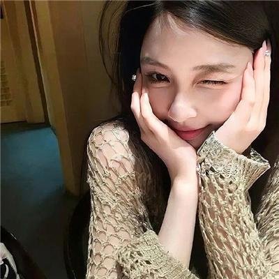 玻璃橱窗中的姑娘